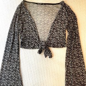 Nasty-gal navy & white long-sleeved floral crop top